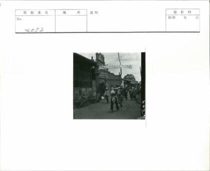 城市街道高楼横幅与电线景观.jpg
