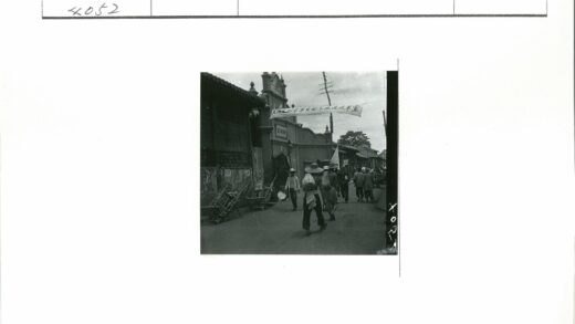 城市街道高楼横幅与电线景观.jpg