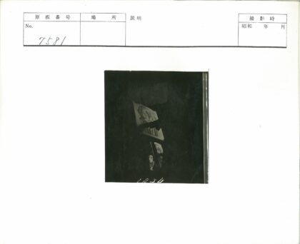 墙上模糊光影老画照片.jpg