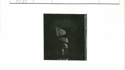 墙上模糊光影老画照片.jpg