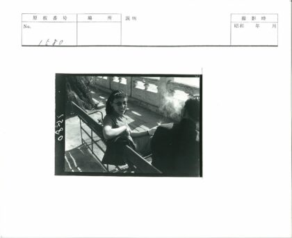 墨镜女子与抽烟者户外合影.jpg