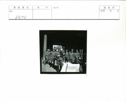 士兵与孩子在大楼外的互动.jpg