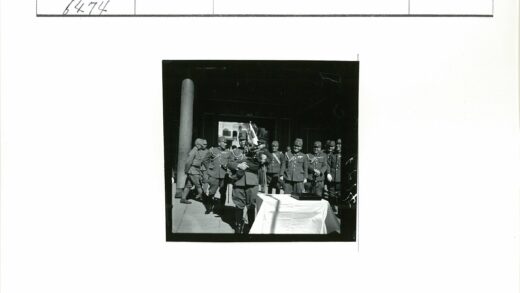 士兵与孩子在大楼外的互动.jpg