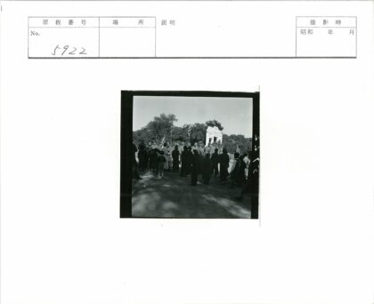 士兵与拱门的户外集会.jpg