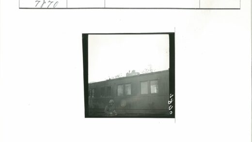 士兵与火车车厢历史场景.jpg