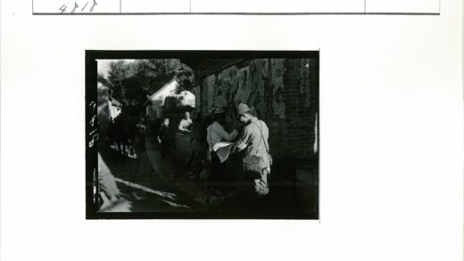 士兵与街景历史影像.jpg