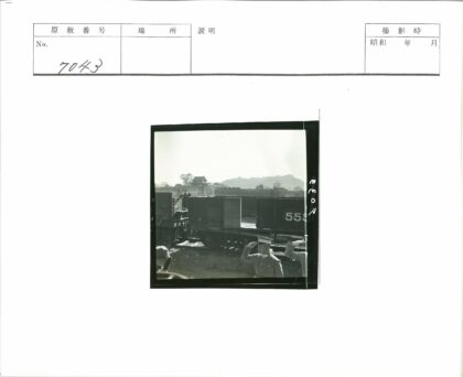 士兵与货车火车山景传统建筑.jpg