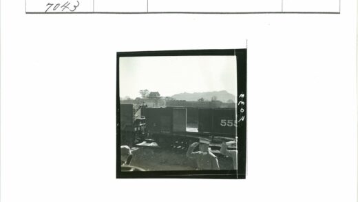 士兵与货车火车山景传统建筑.jpg