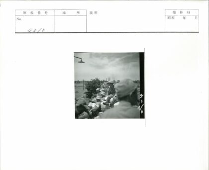 士兵乘车行军阴天树林背景.jpg