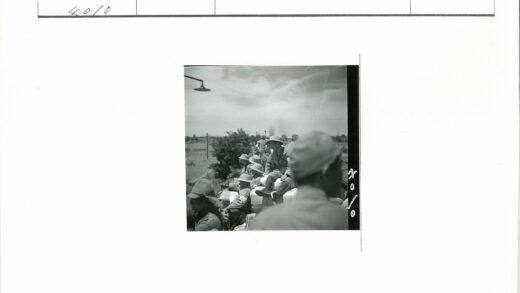 士兵乘车行军阴天树林背景.jpg