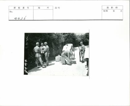 士兵乡间小路交谈场景.jpg
