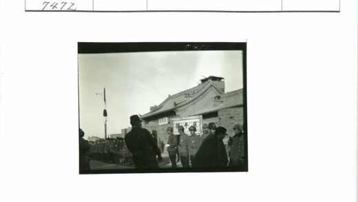 士兵列队传统建筑前.jpg