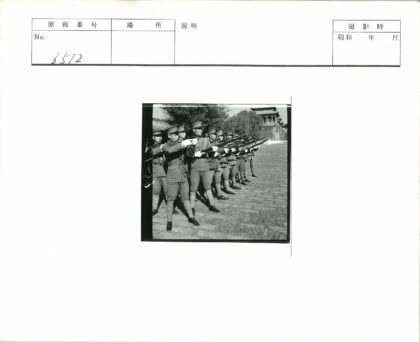 士兵列队持枪训练.jpg