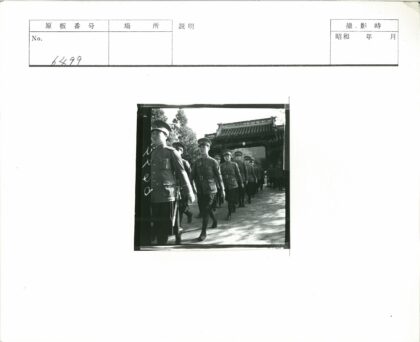 士兵列队穿过传统大门.jpg