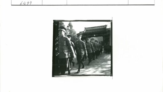 士兵列队穿过传统大门.jpg