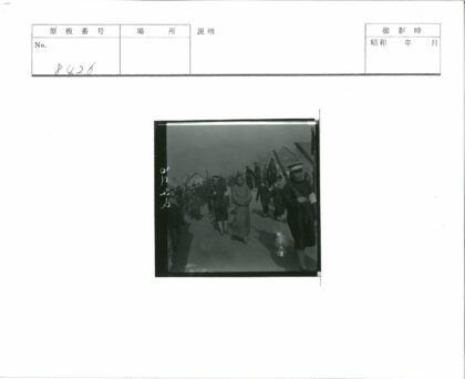 士兵列队穿过传统村庄街道.jpg