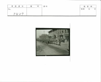 士兵列队行进历史街景.jpg