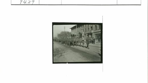 士兵列队行进历史街景.jpg
