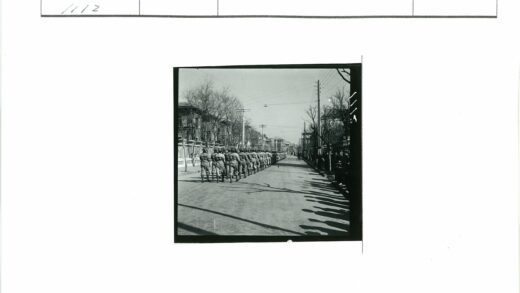 士兵列队行进街道历史场景.jpg