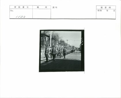 士兵列队行进街道历史影像.jpg