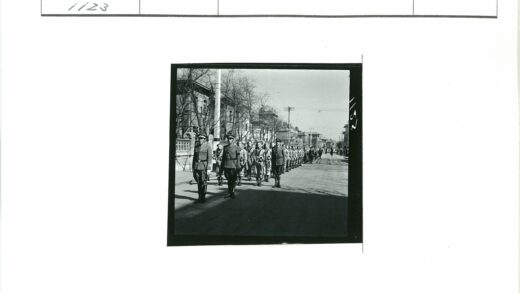 士兵列队行进街道历史影像.jpg
