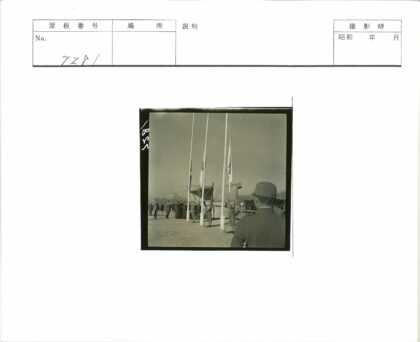 士兵升旗仪式与人群建筑背景.jpg