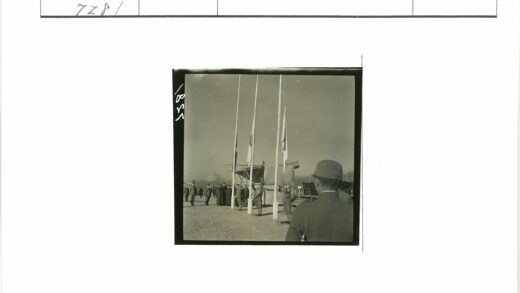 士兵升旗仪式与人群建筑背景.jpg