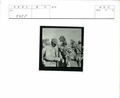 士兵在树林田野旁持枪列队.jpg