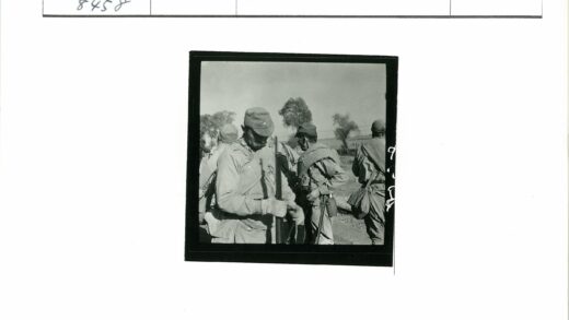士兵在树林田野旁持枪列队.jpg