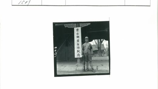 士兵守卫传统建筑入口.jpg