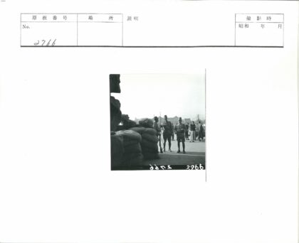士兵守卫沙袋建筑人群背景.jpg