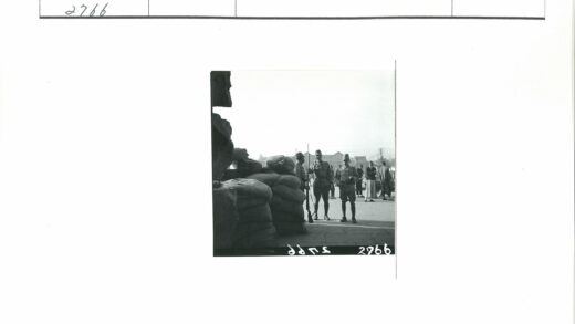 士兵守卫沙袋建筑人群背景.jpg