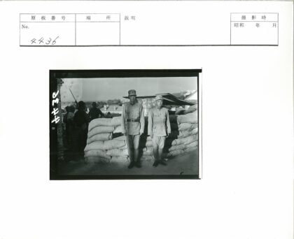 士兵守卫沙袋防御工事.jpg