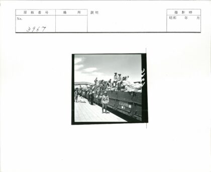 士兵守卫火车供应品与人行桥.jpg