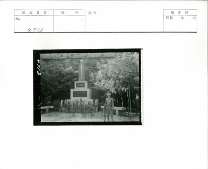 士兵守卫纪念碑站岗.jpg