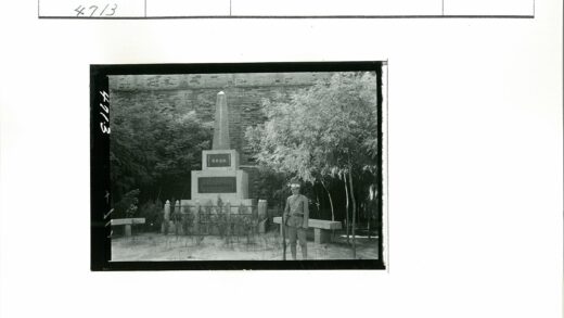 士兵守卫纪念碑站岗.jpg