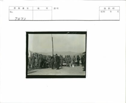 士兵户外山脉背景合影.jpg