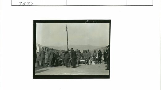 士兵户外山脉背景合影.jpg
