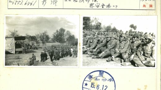 士兵户外欢笑合影.jpg