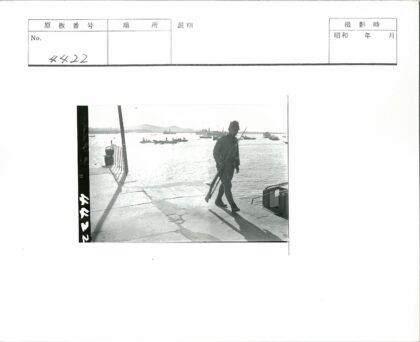 士兵持枪巡视海滨远山.jpg