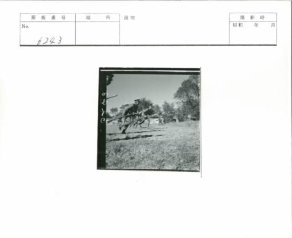 士兵持枪穿越草地树林.jpg