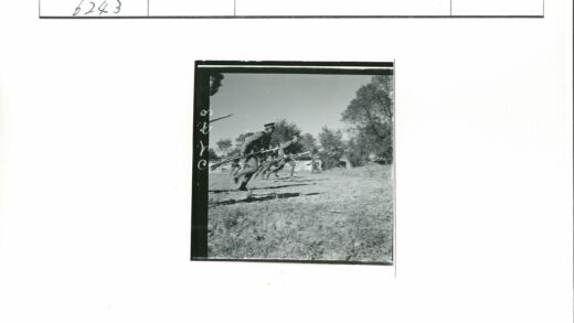 士兵持枪穿越草地树林.jpg