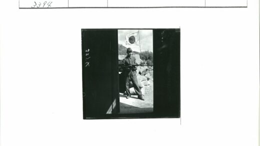 士兵持枪站岗旗帜飘扬.jpg