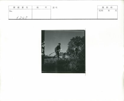 士兵持枪野外训练.jpg
