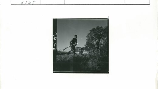 士兵持枪野外训练.jpg
