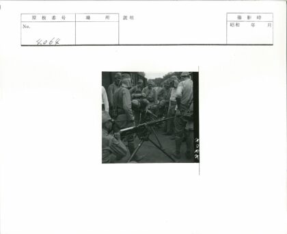 士兵操作机枪火车旁训练.jpg