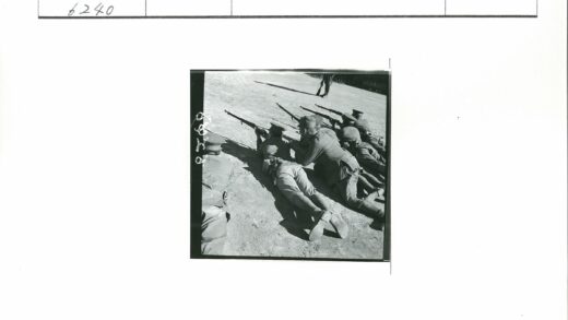 士兵步枪瞄准训练室外实拍.jpg