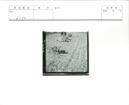 士兵泥泞田野战术训练.jpg