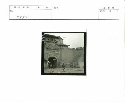 士兵穿过破损拱门历史建筑.jpg