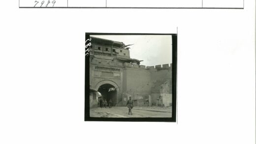 士兵穿过破损拱门历史建筑.jpg